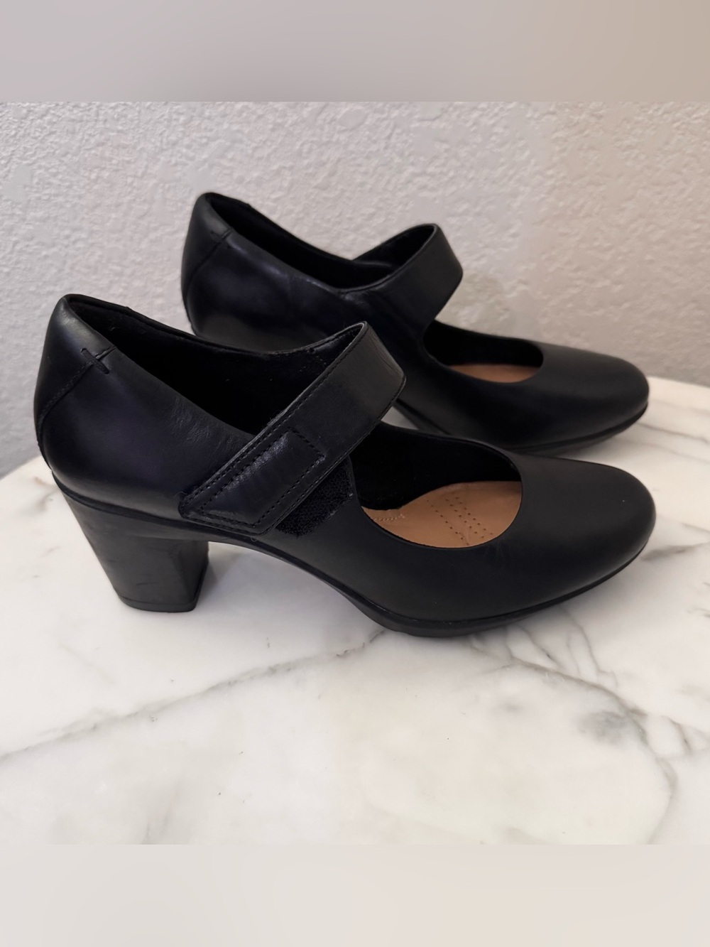 Clarks Artisan Leather Emme Mary Jane Velcro strap 7.5 beautiful 2.5 comfy heel - Picture 5 of 10